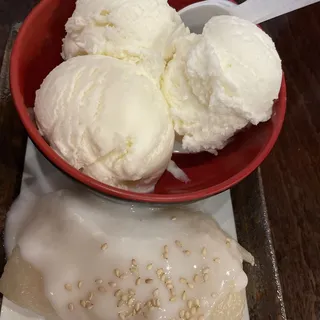 Coconit Ice Cream with Sticky Rice