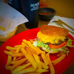 Nino&apos;s Cheese Burger