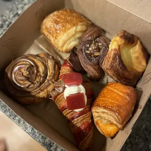 Box of 6 assorted sweet croissants (guava, chocolate, hazelnut, passion fruit, flan)