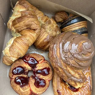 Box of 6 assorted sweet croissants