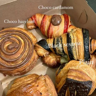Box of 6 assorted sweet croissants