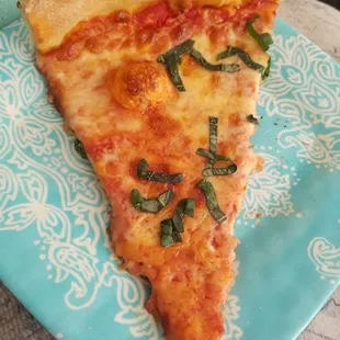 Regular Pie, well done.  (I added my OWN fresh basil - that was not a topping from Nino's)