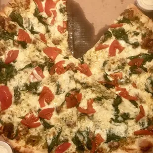 Pesto sauce, sausage, tomato, spinach, garlic