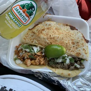 Quesadilla, carne taco, pollo taco