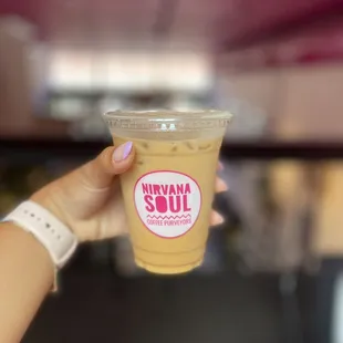 Iced latte with macadamia milk and 1 pump of hazelnut