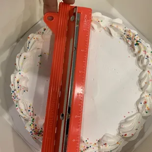 Supposed 10inch cake measuring barely 7 inches with frosting. There is no way this cake was made in a 10 inch pan/mould.