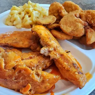 Grilled Buffalo Chicken Tenderloins, Mac n&apos; Cheese, Fried Squash. Yum, yum, get&apos;cha some!