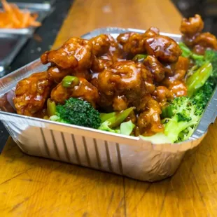 a container of chicken and broccoli