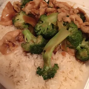 Chicken and broccoli. Not bad! I put a lot of duck sauce on the chicken, it's a little bland. Close to home.