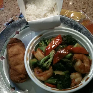 Shrimp w/broccoli and eggroll.