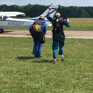 On her way to the plane. The staff are experienced, very safe,explain what you need to do and they remind you to have fun!!!