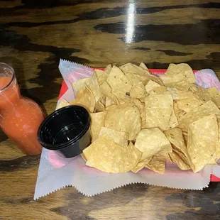 Nachos with salsa
