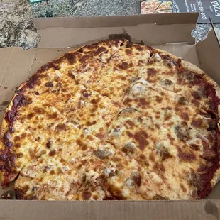16 inch thin crust, half sausage and onions and half pepperoni and bacon. Asked for it well done.