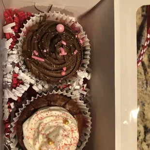 Valentine&apos;s cookie cupcakes