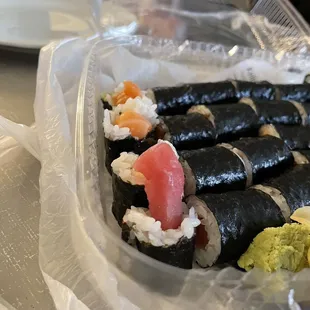 Fish sticking way out on the ends and rolls falling apart.