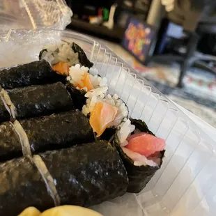 Fish sticking way out on the ends and rolls falling apart.