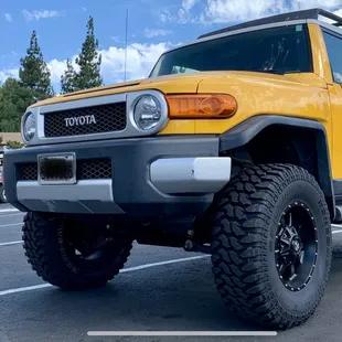 FJ 6&quot; Roughcountry Lift Kit, 35&quot; 12.5 R17 M/T Tires