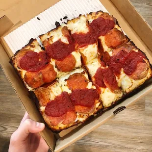 Deep dish pepperoni pizza (medium)