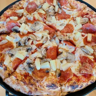 Medium pizza with pepperoni, mushroom, and pineapple