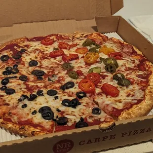 Large pepperoni pizza with olives and jalapenos, except they didn't put the pepperoni.