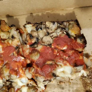 Noble Romans deep-dish with MUSHROOMS!