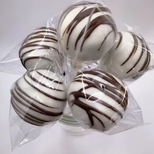 chocolate and white cake pops