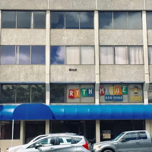 Out side of Kaahumanu Bldg. We're on the 2nd floor!!