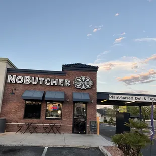 the outside of a restaurant