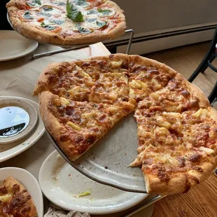 Margarita pizza, bacon &amp; pineapple pizza