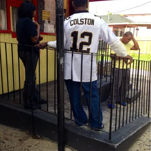 An average Sunday afternoon crowd, plan on waiting about 5 minutes for every order placed; so if it's faster it's lagniappe.