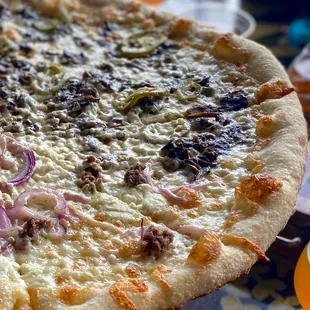 Half and half pizza, two white sauce selections:  #7 mushrooms + cream + lemon #8 meatballs + onions + garlic + ricotta