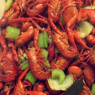 a plate of cooked craws