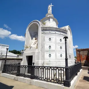 Italian Mutual Benevolent Society Tomb
