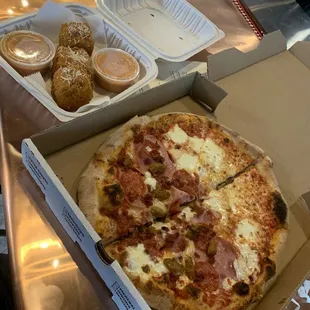 First time visiting one of the best pizzas I've ever eaten so glad they opened up here. Awesome place. Everybody needs to try it.