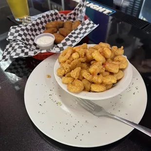 Who dat shrimp, and Jalapeño  poppers were the bomb. And George the bartender was Amazing!!