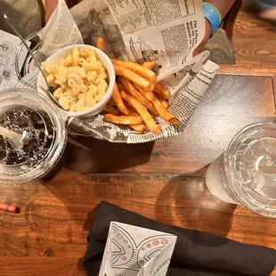 Kids MAC AND CHEESE with fries