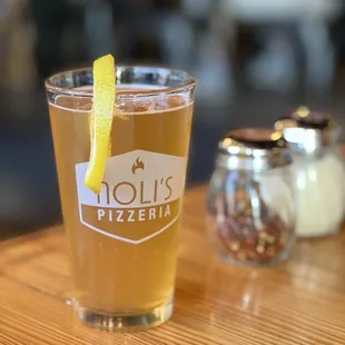 a glass of pizzeria with a slice of lemon