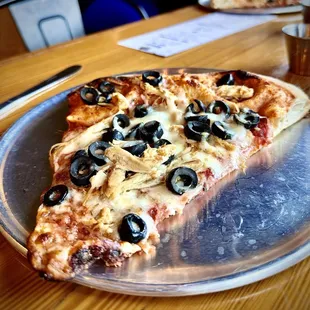 Lunch Slice with Spicy Chicken and Black Olives
