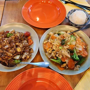 Drunken Noodles with Chicken and Garlic Wok Chicken