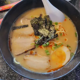 Tongkatsu Ramen ( pork broth)