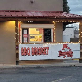 the outside of the restaurant
