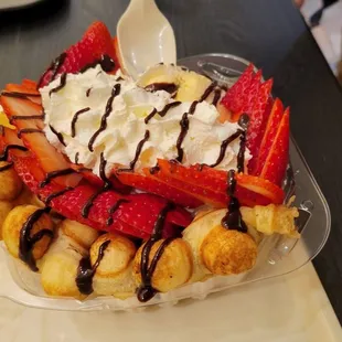 Original combo (bubble wafel with strawberry, vanilla ice cream, whip cream &amp; chocolate syrup)