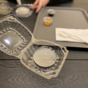 Raindrop cake with syrups