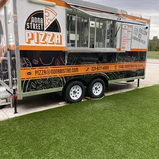 Front view of the Nona Street Pizza truck.
