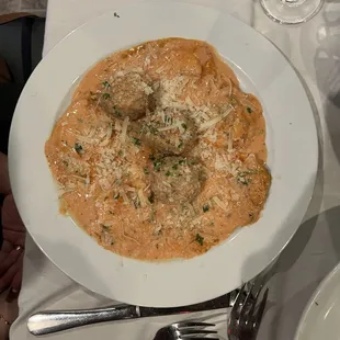 Cheese ravioli with meatballs