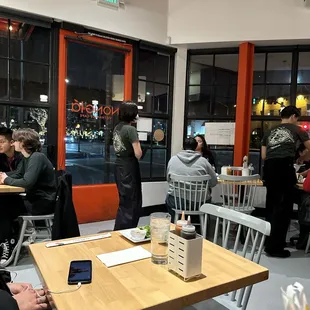 Nice clean and simple ambiance.