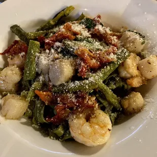 Shrimp &amp; Scallops Colleena - asparagus spinach and sundries tomatoes - this is absolutely fabulous. I love the fettuccini noodles too.