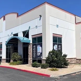 exterior of noobs VR.
oh, the magical worlds that you can experience inside of this fun place!   shenanigans await you in virtual reality!