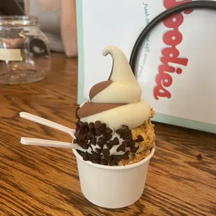 Mascarpone gelato with cinnamon, dark chocolate chips and cannoli crumbles!