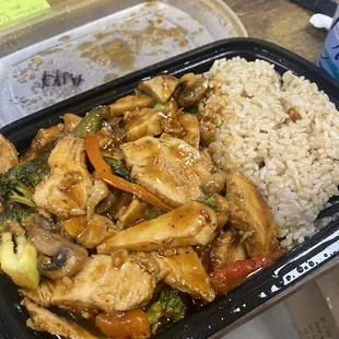 Build-a-Bowl : brown rice, chicken, broccoli, mushrooms, bell pepper, spicy basil sauce